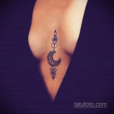 Тату между грудью женская