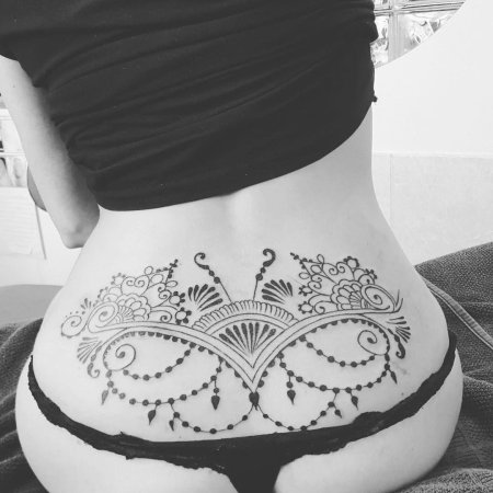 Тату на пояснице для девушек
