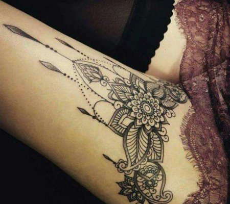 Женская татуировка на бедре