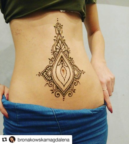 Тату мандала на животе