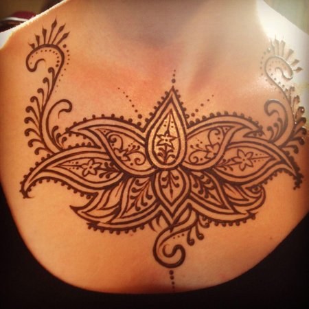 Мехенди на груди