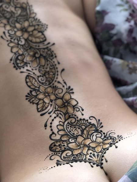 Мехенди на пояснице женские
