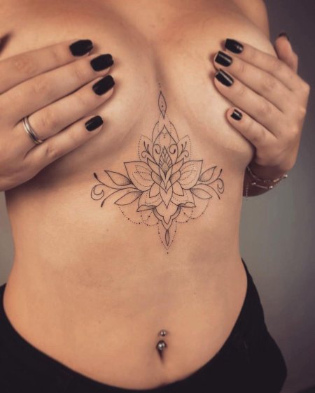 Тату лотос под грудью