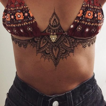 Тату под грудью женские