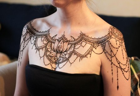 Мехенди под грудью