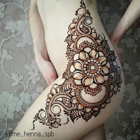 Узоры хной на бедре