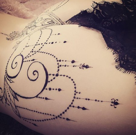 Мехенди на животе