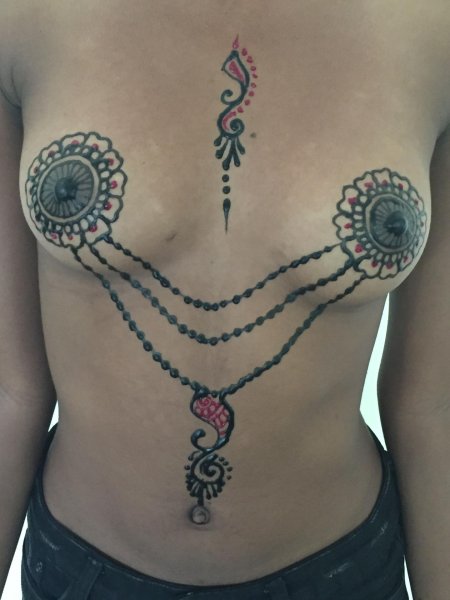 Мехенди под грудью