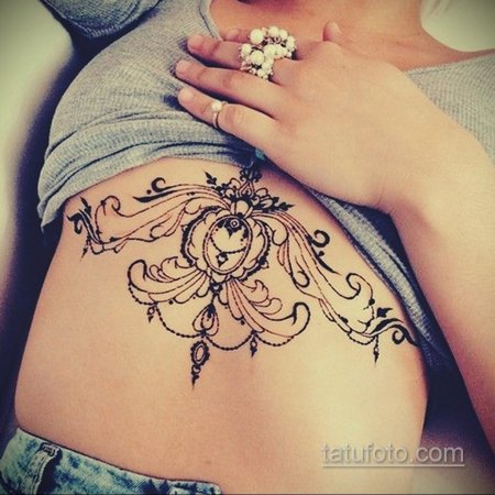 Мехенди под грудью