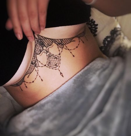 Мехенди под грудью