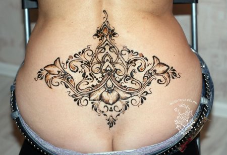 Мехенди на животе