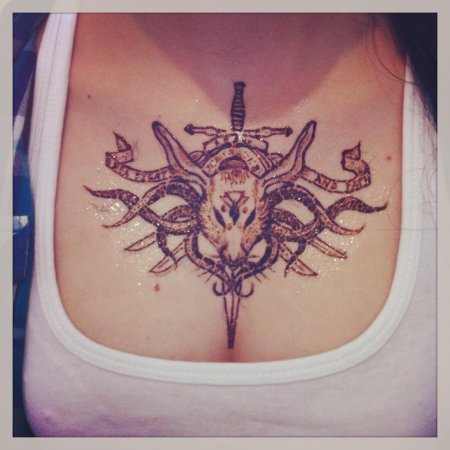 Мехенди на груди