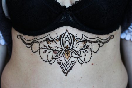Мехенди под грудью