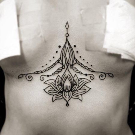 Тату лотос под грудью