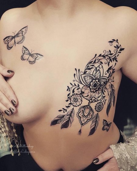Тату на груди женская