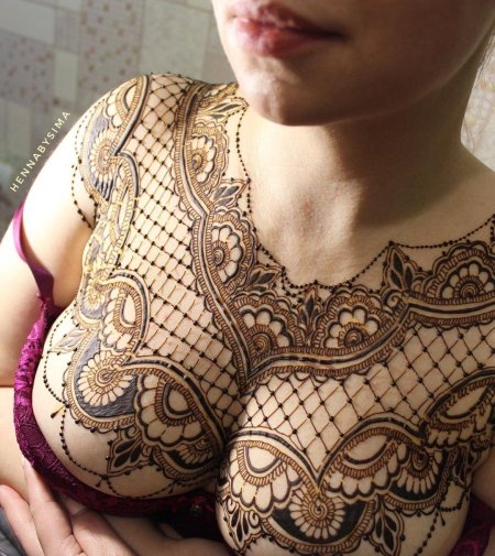 Мехенди на груди