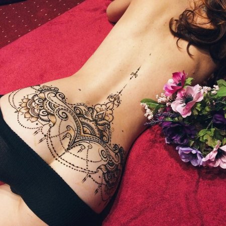Мехенди на спине женские