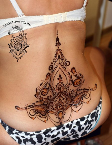 Мехенди на пояснице