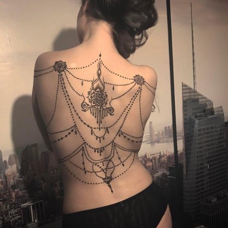 Мехенди на спине