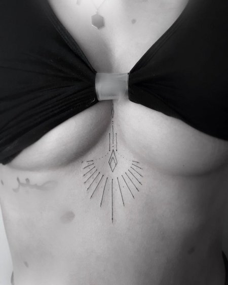 Татуировка под грудью