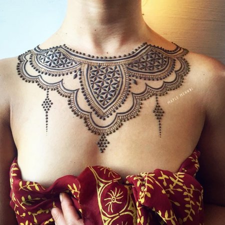 Мехенди под грудью