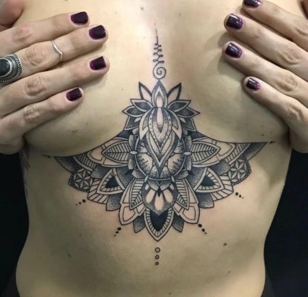 Под грудью тату