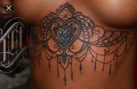 Под грудью тату