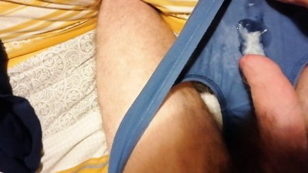 Мужик кончил себе в трусы