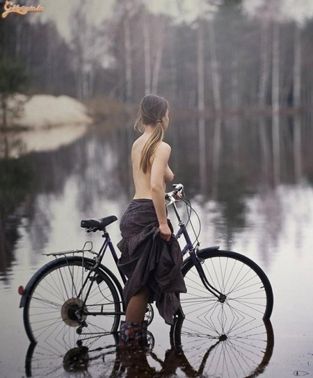 Голые женщины на велосипеде