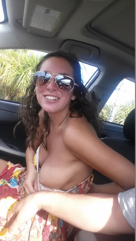 Случайно засветила сиськи