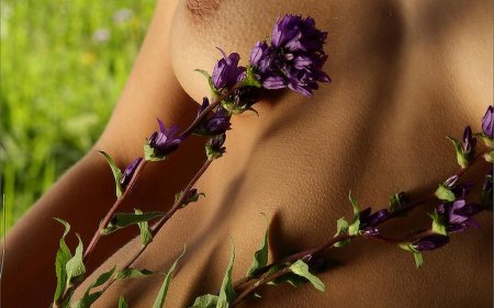 Эротическая фотосессия в цветах