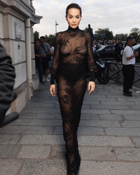 В прозрачном платье