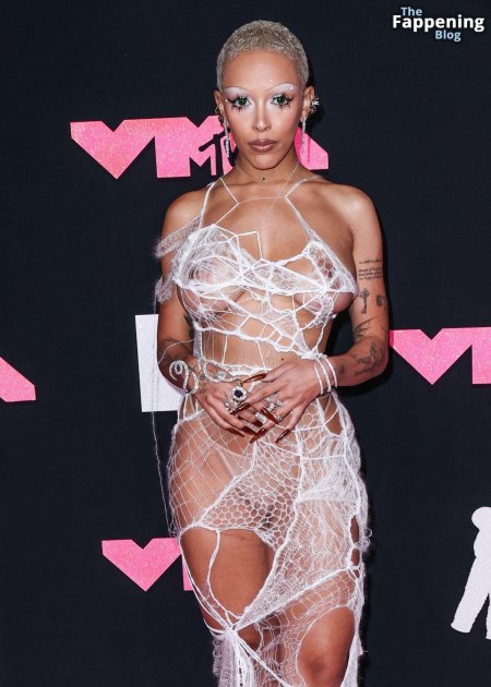 Голые наряды звезд