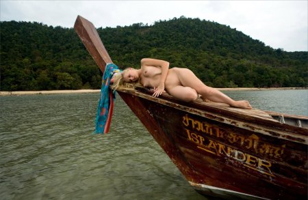 Эротическая фотосессия на лодке