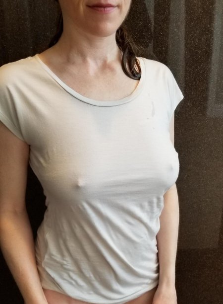 Без лифчика