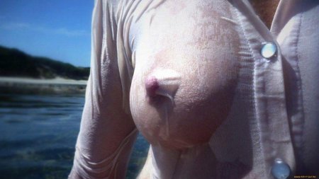 Грудь под мокрой майкой