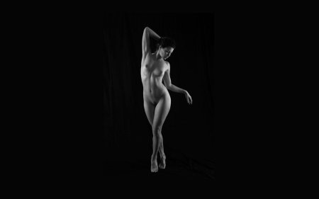 Красивые девушки на черном фоне