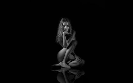 Эротические девушки на черном фоне