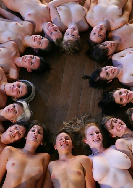 Толпа голых женщин
