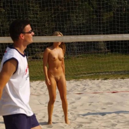 Пляжный волейбол женщины голые