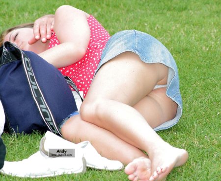 Под юбкой без трусов порно