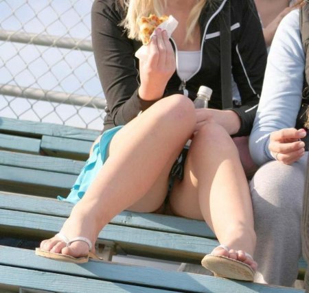 Под юбкой девушек