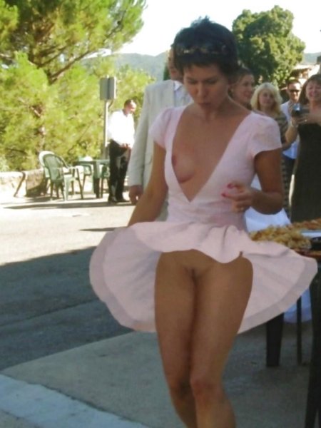 Короткое платье задралось