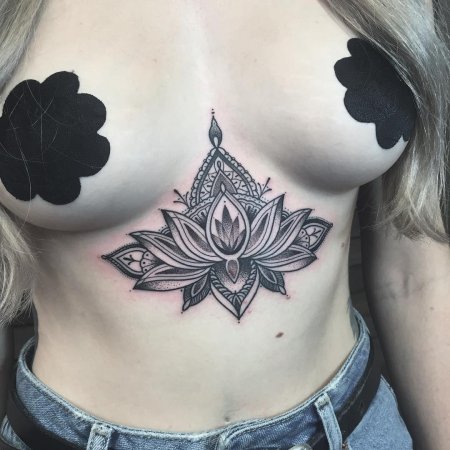 Тату на груди женская