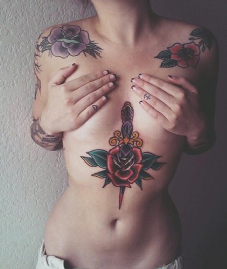 Тату кинжал на груди