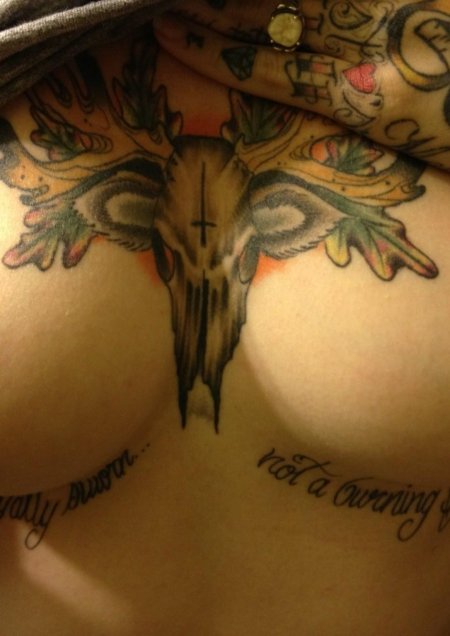 Сиськи с татуировками