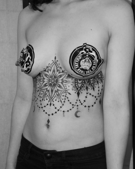 На груди тату