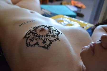 Мехенди на груди