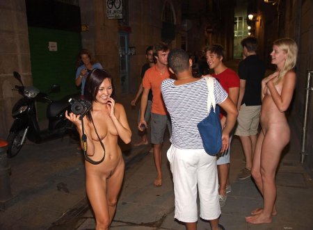 Голая среди одетых на вечеринке