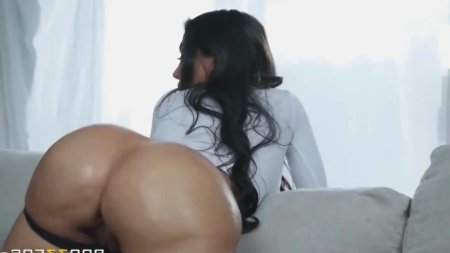 Жопастая брюнетка